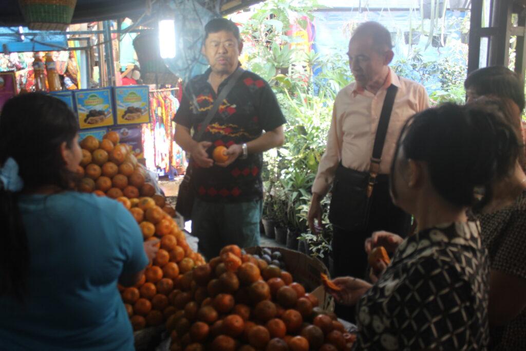 Belanja buah di Pasar Buah
