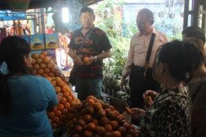 Belanja buah di Pasar Buah