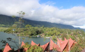 daftar hotel di danau toba