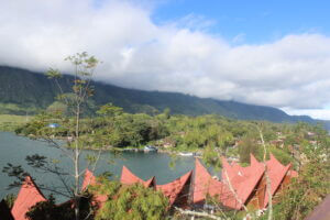 daftar hotel di danau toba