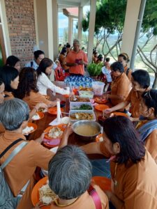 Makan bersama pilgrim tour wisata rohani