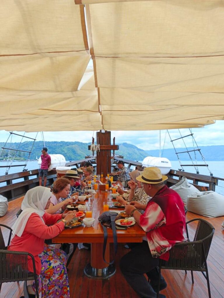 Lunch Cruise Phinisi Danau toba