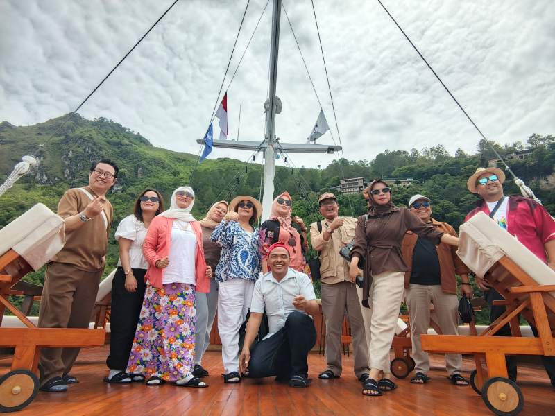 Cruise kapal phinisi mewah di Danau Toba
