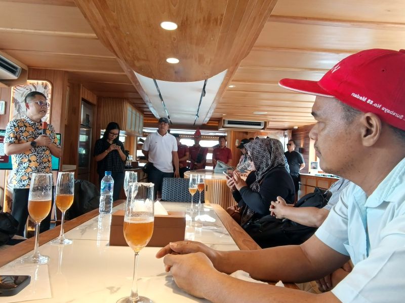 Interior luxury phinisi Danau Toba