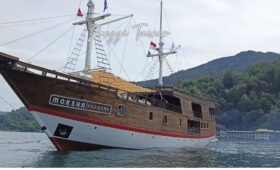 cruise tour phinisi danau toba