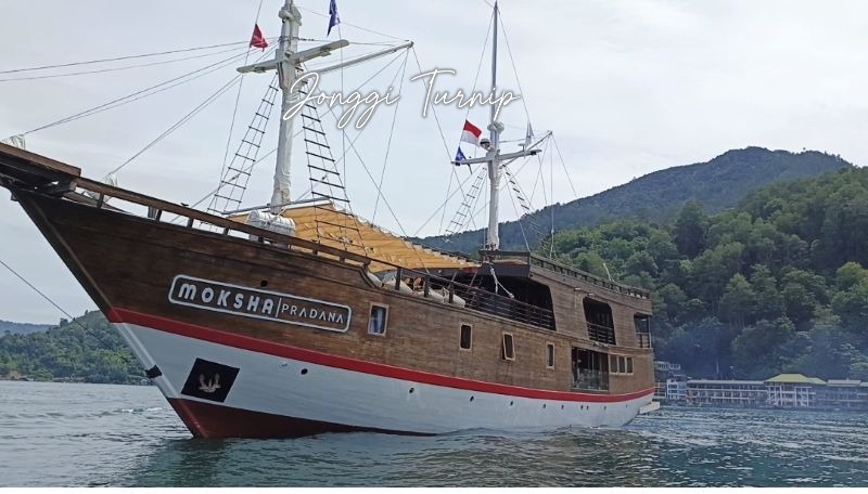 Cruise kapal phinisi mewah di Danau Toba