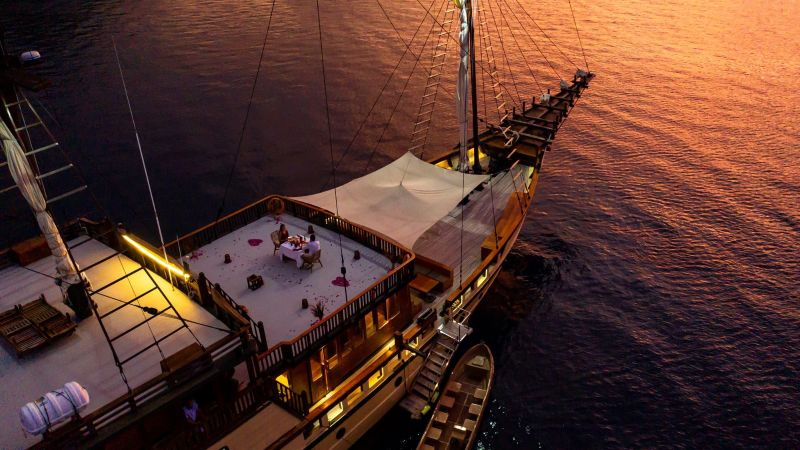 Sunset sailing phinisi Danau Toba